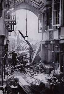 Dégâts causés par les bombes à Burlington Arcade, Piccadilly, Londres - English Photographer