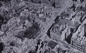 Ruines bombardées de Berlin, Allemagne, Seconde Guerre mondiale - English Photographer