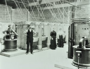 Boundary Street : intérieur de la buanderie, personnes travaillant avec des machines, Londres, 1897 - English Photographer