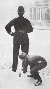 Garçon jouant un tour à un policier - English Photographer