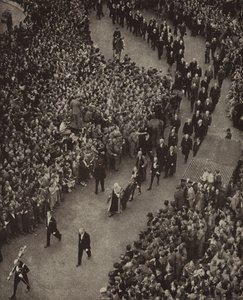Le Premier ministre britannique Winston Churchill et son cabinet marchant vers l