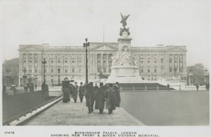 Buckingham Palace, Londres, montrant la nouvelle façade et le mémorial de la reine Victoria