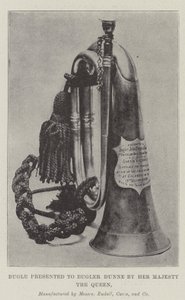 Bugle présenté à Bugler Dunne par Sa Majesté la Reine