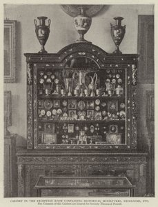 Cabinet dans la salle de réception contenant des miniatures historiques, des héritages, etc. - English Photographer