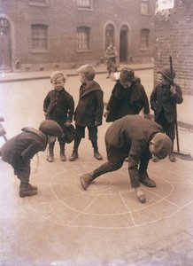Enfants jouant dans les rues de Londres - English Photographer