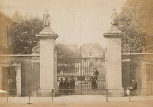 Enfants debout regardant à travers la porte de l