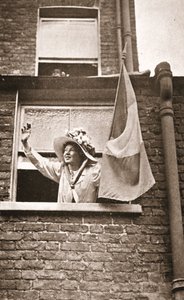 Christabel Pankhurst saluant les grévistes de la faim depuis une maison surplombant la prison de Holloway - English Photographer