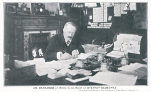 Dr Barnardo au travail dans son bureau à Stepney Causeway