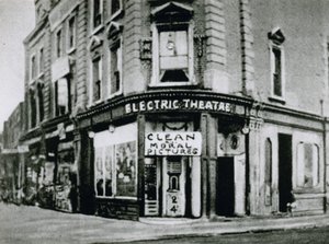 Premier cinéma bon marché, le Nelson Electric Theatre sur Old Kent Road, montrant des films moraux et propres - English Photographer