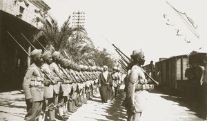 Émir Fayçal à la gare de Lydda, Palestine, avec Sir Herbert Samuel, 1920