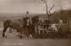 Famille à la campagne arrêtant le travail pour le déjeuner - English Photographer