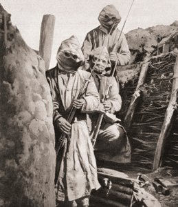 Fantassins français pendant la Première Guerre mondiale portant des respirateurs pour se protéger contre le gaz toxique allemand, de The Illustrated War News, 1915