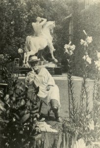 G F Watts dans le jardin de Little Holland House, Melbury Road, Kensington