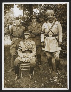 Gén. Sir James Willcocks et son état-major personnel dans le jardin de son quartier général [Merville, France]. 31 juillet 1915