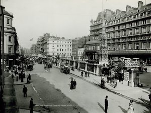 Vue générale le long du Strand avec la gare de Charing Cross - English Photographer
