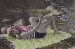 Fille allongée sur une serviette à la plage - English Photographer