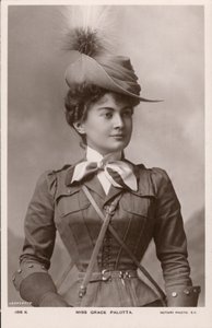 Grace Palotta, actrice de théâtre née en Autriche, dans le rôle de Daisy dans la comédie musicale The Messenger Boy