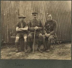 Groupe de trois soldats devant une cabane Nissan, vers 1914-18 - English Photographer