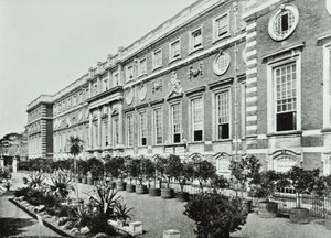 Palais de Hampton Court, Hampton Court Road, Richmond: La Terrasse, Wrens Court, 1896