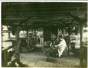 Tissage à la main, usine Hughes n°2, 1923 - English Photographer