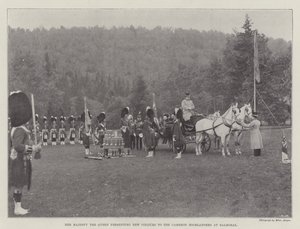 Sa Majesté la Reine présentant de nouvelles couleurs aux Cameron Highlanders à Balmoral