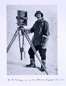 Herbert Ponting (1870-1935) avec une caméra cinématographique lors de l
