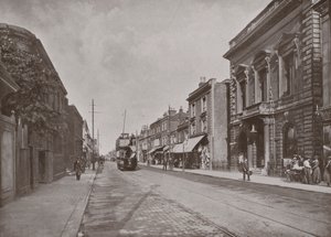 High Street, Hounslow, montrant les bureaux du Conseil, à droite - English Photographer