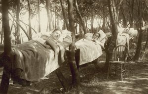 Cueilleurs de houblon dormant dans des hamacs sur une ferme dans le Kent