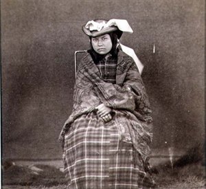 Femme indienne en vêtements occidentaux, photographiée par les Royal Engineers sur le quarante-neuvième parallèle