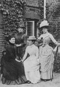 Jennie Jerome, plus tard Lady Randolph Churchill, avec sa mère et ses sœurs