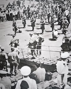 Joueurs de cornemuse en kilt débarquant du 1er Bataillon Argyll et Sutherland Highlanders du HMS Ceylon à Pusan, 29 août 1950
