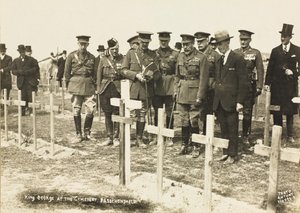 Le roi George V au cimetière, Passchendaele - English Photographer