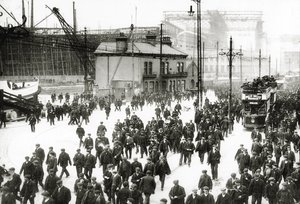 Fin de journée au chantier naval Harland et Wolff, Belfast, Irlande avec le Titanic en construction en arrière-plan, 1910-11