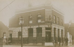 Jeunes du village, Mary Anne Street, Stepney, Londres - English Photographer
