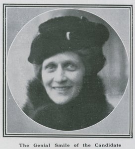 Lady Nancy Astor : Le sourire chaleureux de la candidate