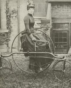 Dame sur tricycle