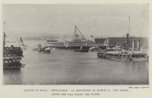 Lancement du HMS Implacable à Devonport le 11 mars, le navire après avoir pris l