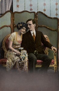 Homme et femme avec un bouquet de fleurs