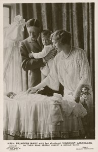 Mary, princesse royale, et son mari, le vicomte Lascelles, avec leurs fils, George et Gerald (photo n/b) - English Photographer