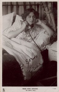 Mlle Evie Greene : Un appel matinal - English Photographer