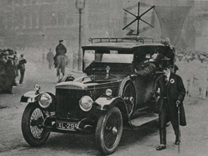Voiture avec appareil de réception radio et une antenne cadre sur le toit de la voiture - English Photographer