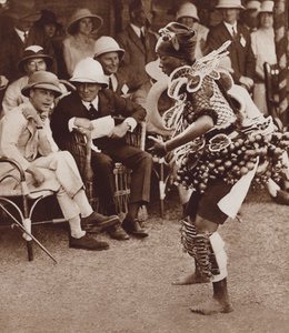 Beauté indigène à Freetown, Sierra Leone, dansant devant le futur roi Édouard VIII - English Photographer