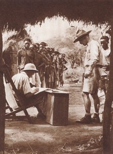Travailleurs indigènes, faisant la queue pour être payés dans la brousse africaine - English Photographer