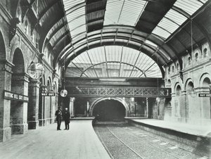 Gare souterraine de Notting Hill Gate : vue des quais et des voies, 1868