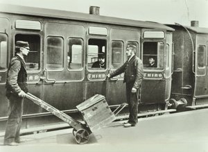 Portiers de quai à une gare, 1885
