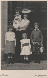 Princesse Alexandra photographiée avec quatre de ses enfants