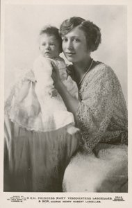 La princesse Mary, vicomtesse Lascelles, avec son fils aîné, George (photo n/b)