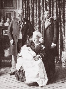 La reine Victoria tenant le roi Édouard VIII lors de son baptême le 16 juillet 1894 - English Photographer
