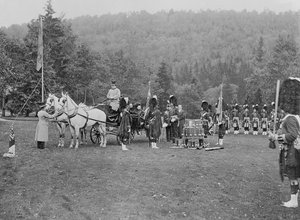 La reine Victoria présentant des couleurs aux Cameron Highlanders, 1873 - English Photographer