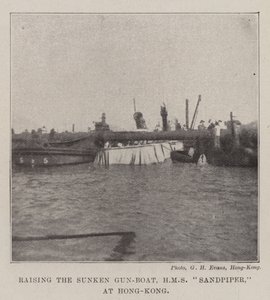 Remontée du Canon Coulé, HMS Sandpiper, à Hong-Kong - English Photographer
